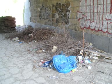 sdlo bezdomovc a odpad pod Mnesovm mostem